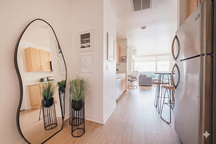 Walk To Beach + Free Garage Parking - Santa Monica, CA