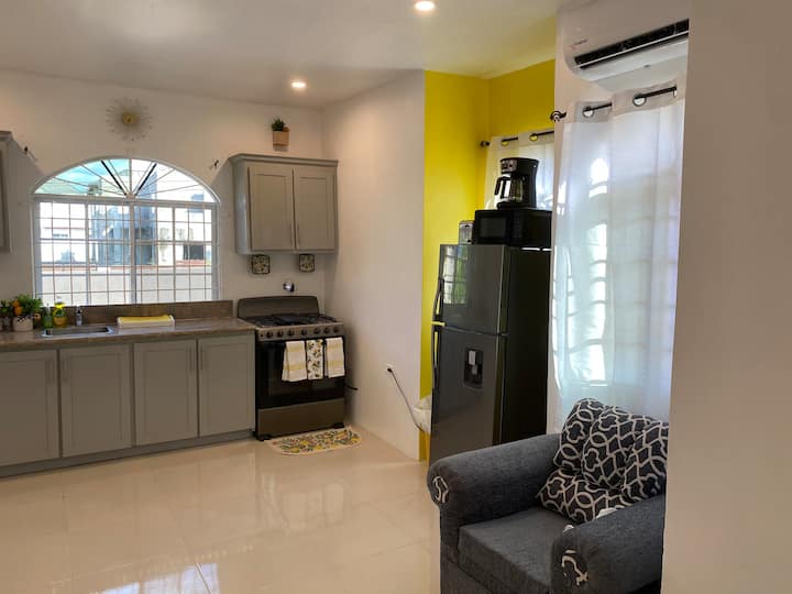Luxury Island Stay | King Bed* Ac * Fast Wi-fi - Santa Cruz, Jamaica