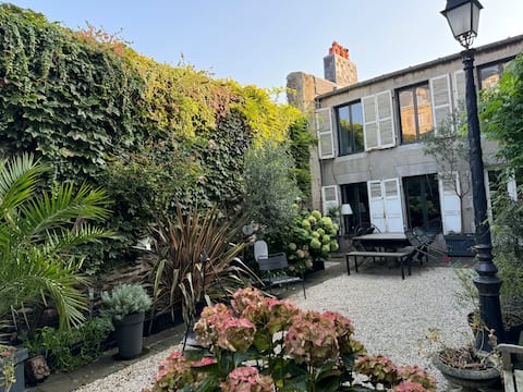 Heart of GRANVILLE, pretty courtyard, beach, 4/5 bedrooms