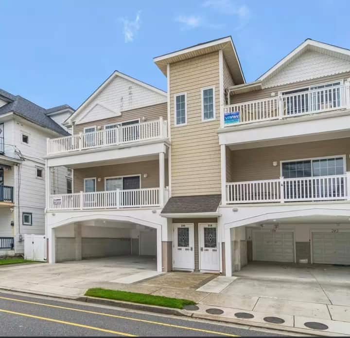 Top Floor End Unit 2 Blocks From Beach & Boardwalk - North Wildwood, NJ