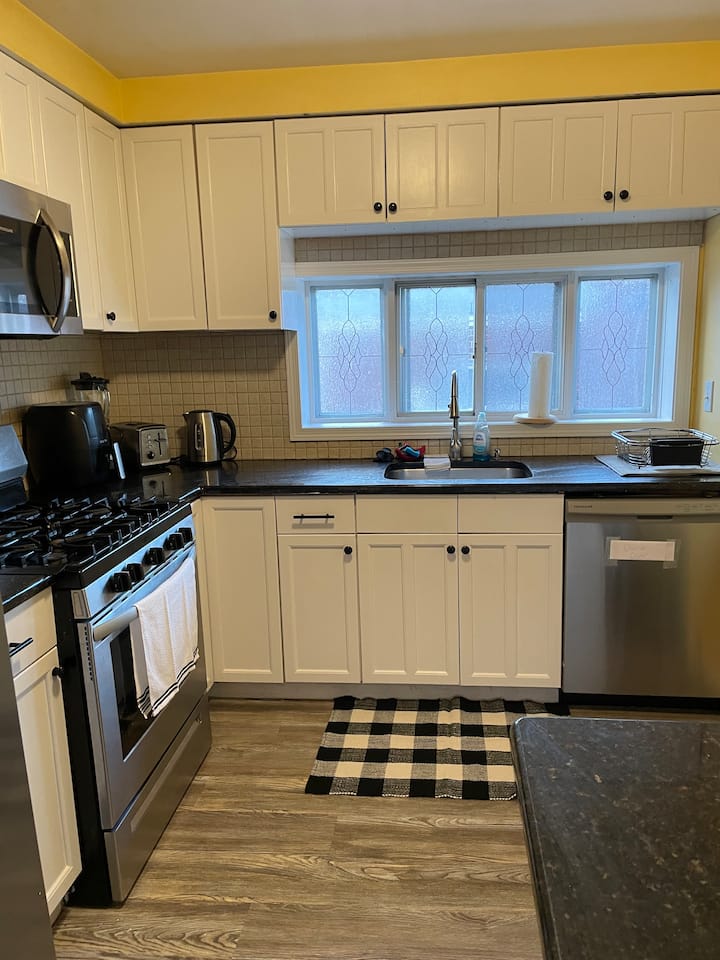 Chic & Serene NE Philly Stay l Desk + In-Unit W/D