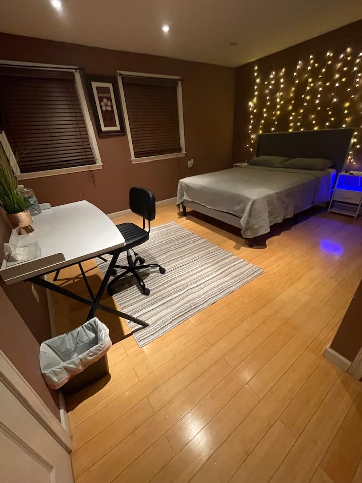 Chic & Serene NE Philly Stay l Desk + In-Unit W/D