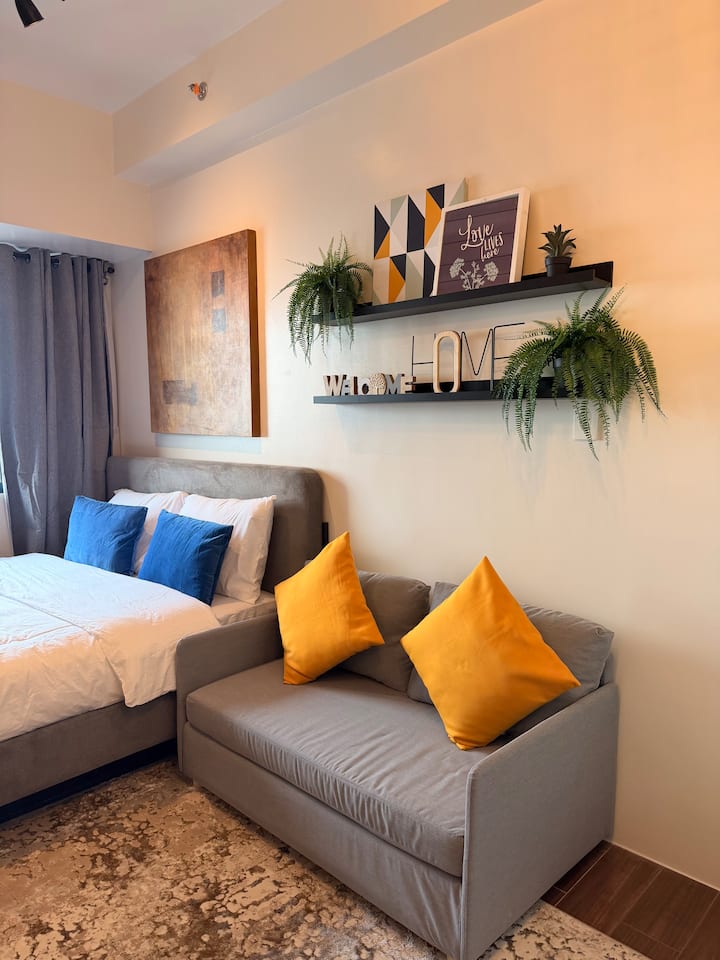 Stylish Makati Studio | City View + Pool + Netflix - Makati