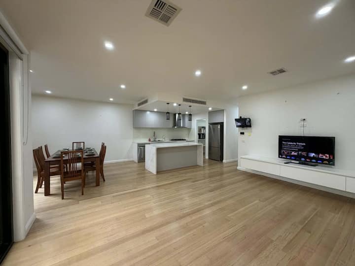 Phu An Homestay 2 Modern Home + Garage +  Near Bus - Melbourne