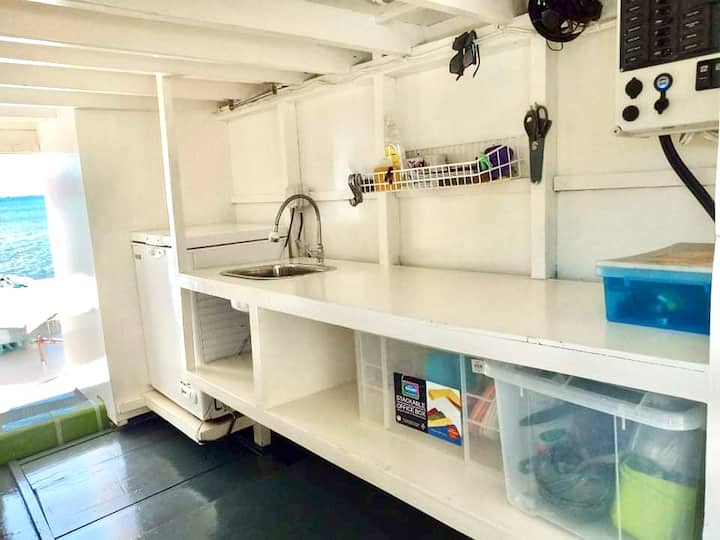 Three Bedroom, One Bath Three-level Houseboat Fun! - Corón
