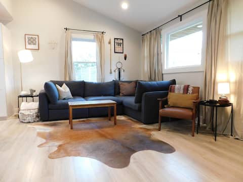 Top performing Airbnb: Stylish Urban Stay- close to airport and uptown in Ashley Park