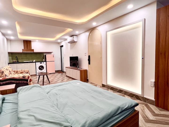 «Cree ambiente con nuestra iluminación LED ambiental». ¡Relájate con estilo! Ajuste las luces LED ambientales para crear un resplandor cálido y acogedor o un fondo vibrante para sus noches de Netflix. Esta iluminación cuidadosamente seleccionada crea un oasis relajante y moderno en Hanói.