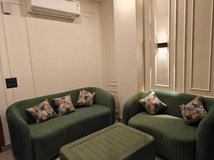 Family Luxury 2bhk| Golf Course Road | Galleria - Gurugram