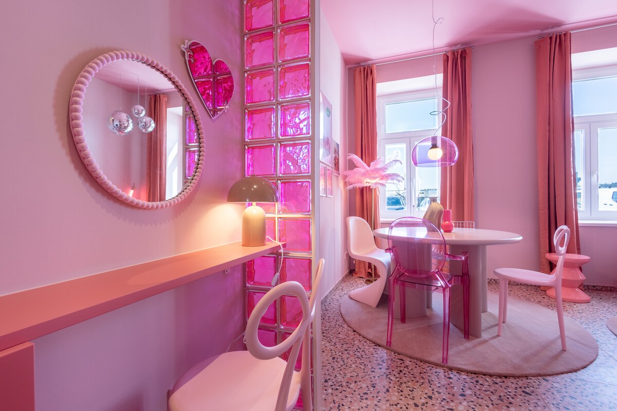 パイン材スタンドミラー　PINK HOUSE ロゴ入り josef's home | Pink Paradise Apartment - Serviced apartments for