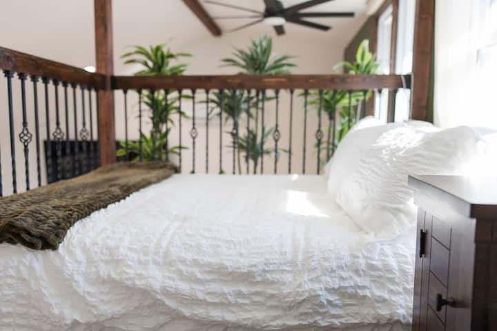 Unique Spiral Staircase, 92" Tv, Cozy Loft, Quiet. - Splash Park, Manhattan