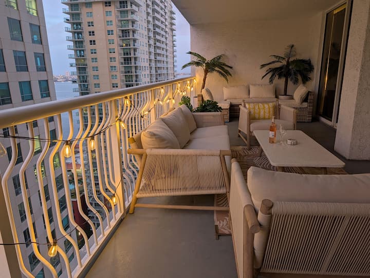 5.0 Star Brickell Gem - City Views + Free Parking - Miami, FL