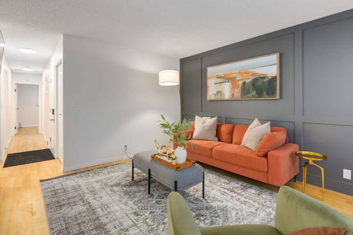 "Sundara"- 2 Suites In 1! [6 Bdrms, Close To Dt!] - Calgary