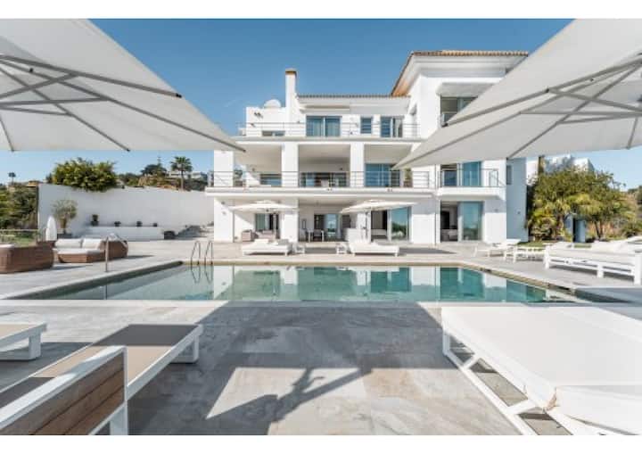 10 Bdrms Villa Paraiso Ultimate Holiday Experience - Estepona