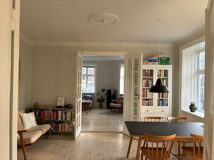 Stor Lejlighed Centralt På Frederiksberg - Copenhaguen