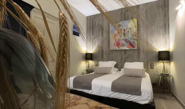 Стая „Dunes“ е двойна спалня с площ 20 м², разположена на приземния етаж, в сърцето на вила „King“ Легло 180 × 200
Баня с италиански душ и тоалетна
Сешоар и сешоар за кърпи