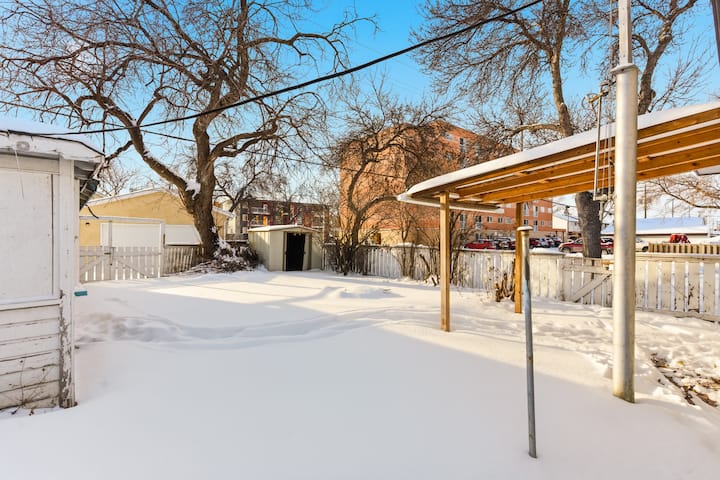 Executive Living In Winnipeg | 4 Br+2 Baths - Winnipeg
