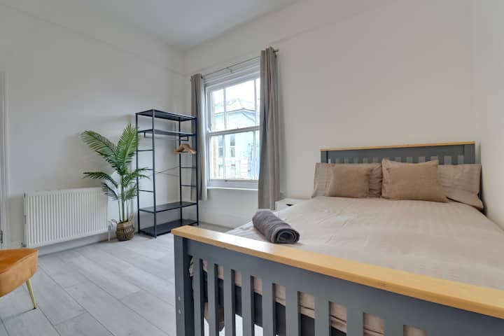 Stylist Double Room/workspace - Isle of Wight