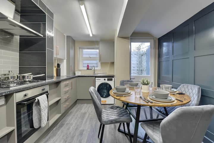 Stylist Double Room/workspace - Gosport