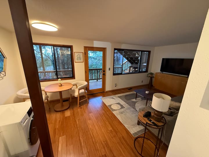 Stunning-private 1bed, 1bath Separate Entrance. - Eugene