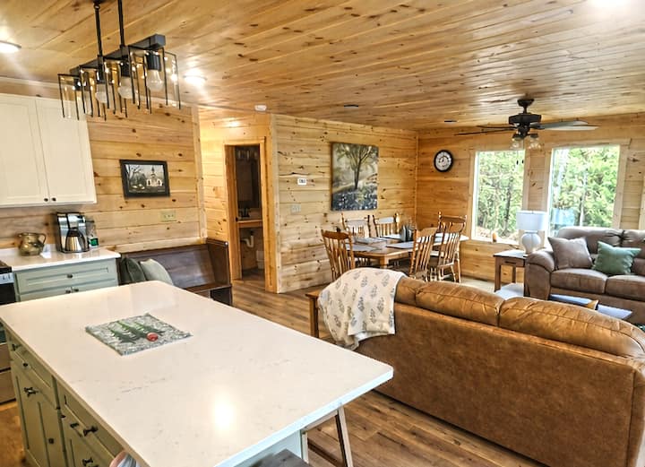 Evergreen Falls - New Build, Secluded, Hot Tub - Slade, KY