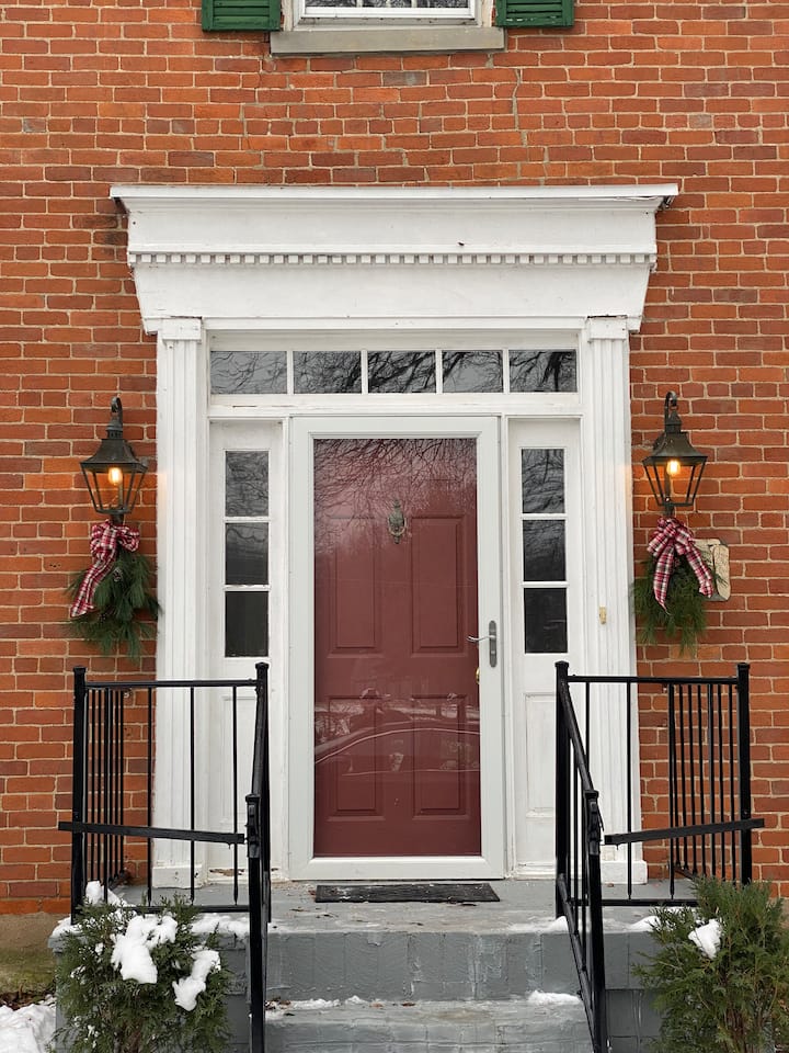 1865 Farmhouse By Five Daughters Vineyard - Goshen, OH