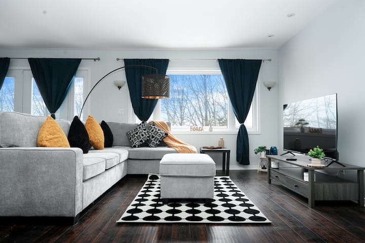 Luxury Lakeview Stay W/ Jacuzzi | Downtown Barrie - Barrie