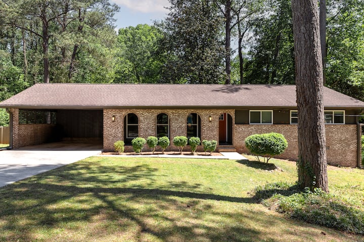 Luxury Tucker Getaway | 5 Bedrooms + Massive Yard - 스톤 마운틴