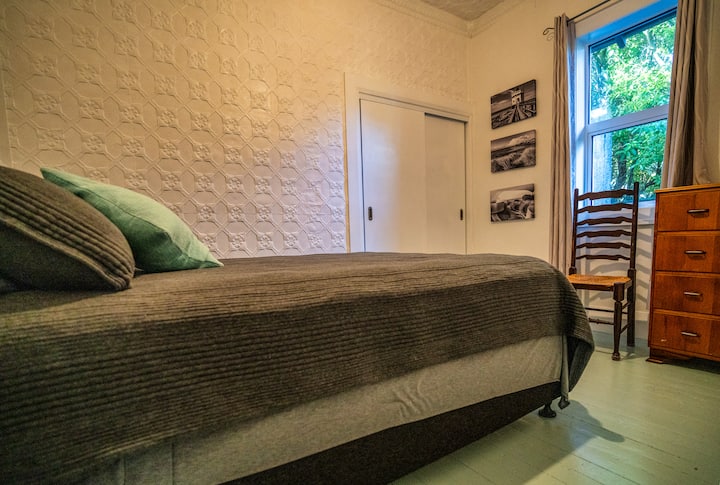 Chambre 2 – en bas. Lit queen size.