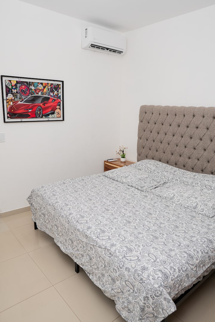 El departamento cuenta con 1 recámara con 1 cama King para 2 personas. Además cuenta con aire acondicionado