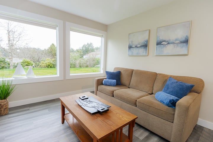 Coastal Garden Hideaway - Parksville