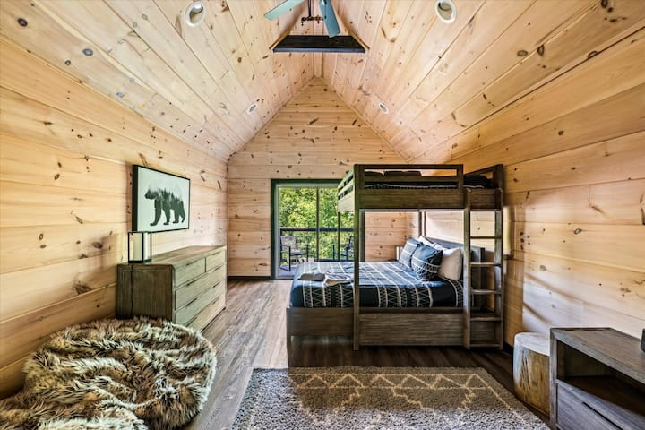 Despiértese con vistas tranquilas al bosque y salga a disfrutar de la serenidad de las Smoky Mountains desde su balcón privado.