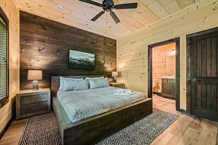 Una recámara privada con cama tamaño king y acceso privado al baño ofrece la combinación perfecta de comodidad y conveniencia.