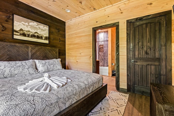 Despega en una tranquila recámara tamaño king rodeada de cálidos acabados de madera y el acogedor encanto de una cabaña de montaña.