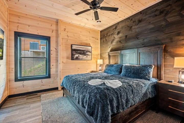 Sumérgete en una lujosa cama tamaño king y disfruta de un tranquilo refugio diseñado para descansar después de un día de aventuras en la montaña.