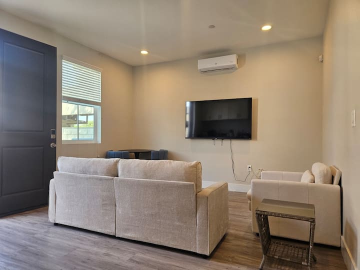 Cozy 1br Guesthouse W/ Private Entrance - El Monte