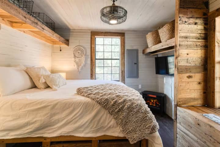 Dreamy Mountaintop Escape | Views & Fire Pit - Blue Ridge, GA