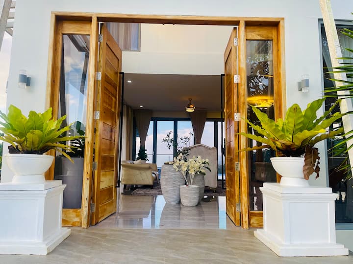 Caliraya Hillside | Modern Pool Home W/ Lake View - Pagsanjan
