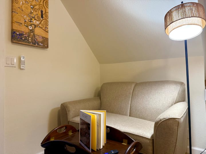 The Kiss Guesthouse: Kitchen, Tv, Quiet, Comfort - Oklahoma City, OK