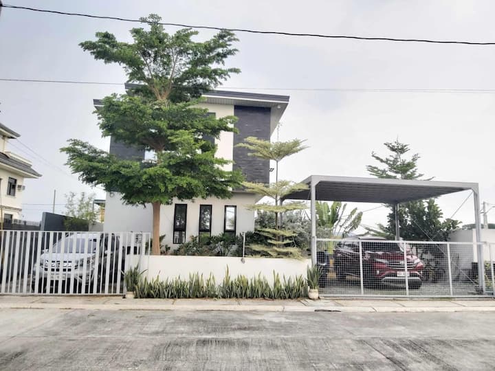 Fully Furnished Detached 2 Storey Home @ Evo City - Kawit