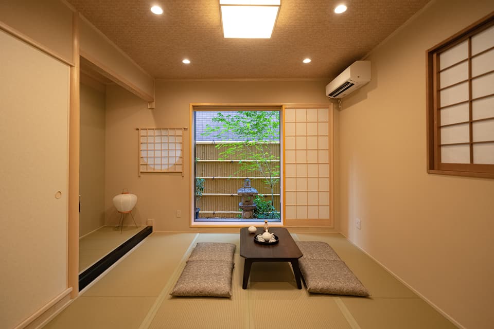 House at Minamikyogoku, Gojo, Shimogyo-ku, Kyoto — photo 1 of 47
