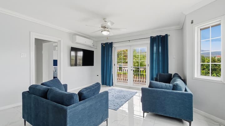 Aris 3bdr | 3bth Luxe Duplex - Sleeps 6 - Kingston (Jamaica)