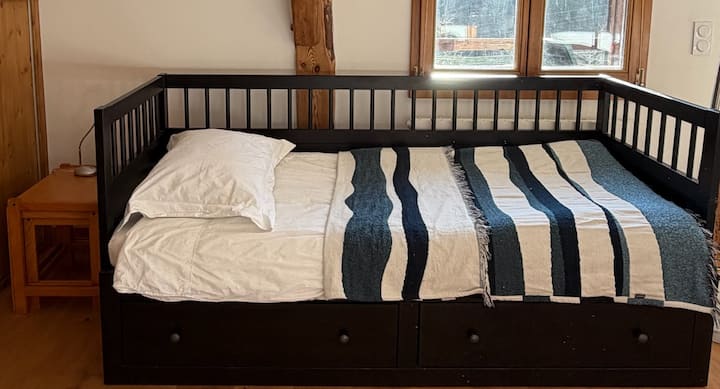 Cama para una quinta persona en la sala de estar