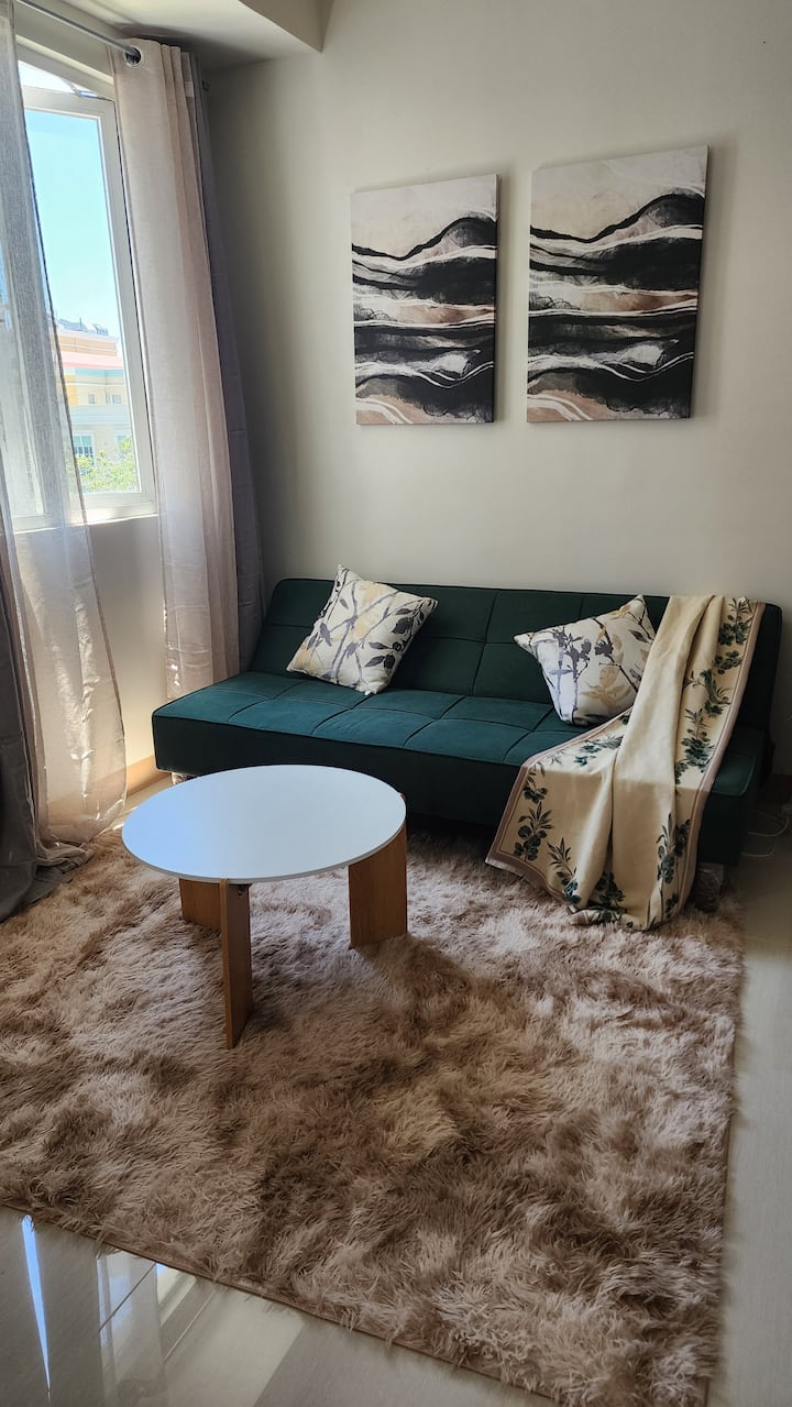 Sunlit Nook, A Spacious Unit That Feels Like Home. - Iloilo City