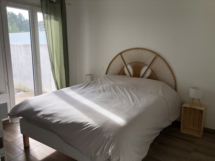 Stort sovrum med en säng på 160 x 200 och ett badrum med walk-in-dusch och handfat.
220 x 220 cm täcke