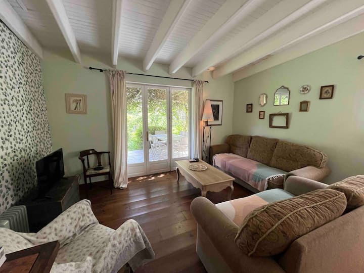 Cute Cottage W/ Terrace Views, Walk To Town - Le Vigeant