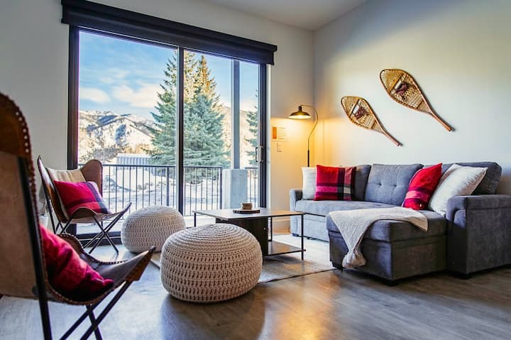 Monashee Sunshine | Private Hot Tub + Mtn Views! - Revelstoke