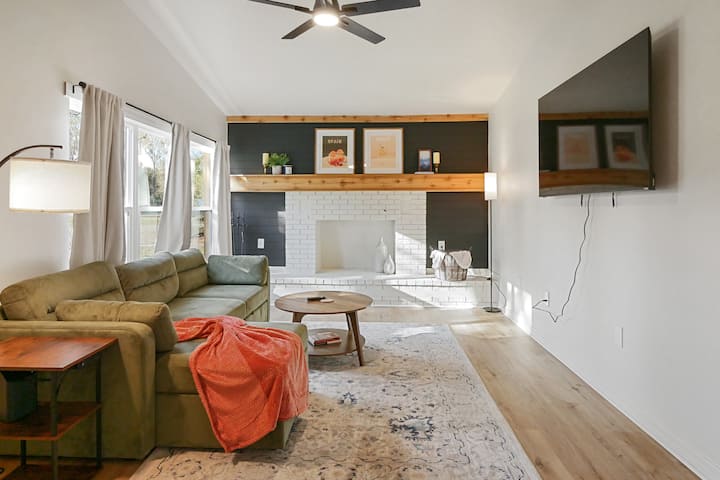 One Acre Peaceful Property | King Bed, Game Room | - Gainesville, FL