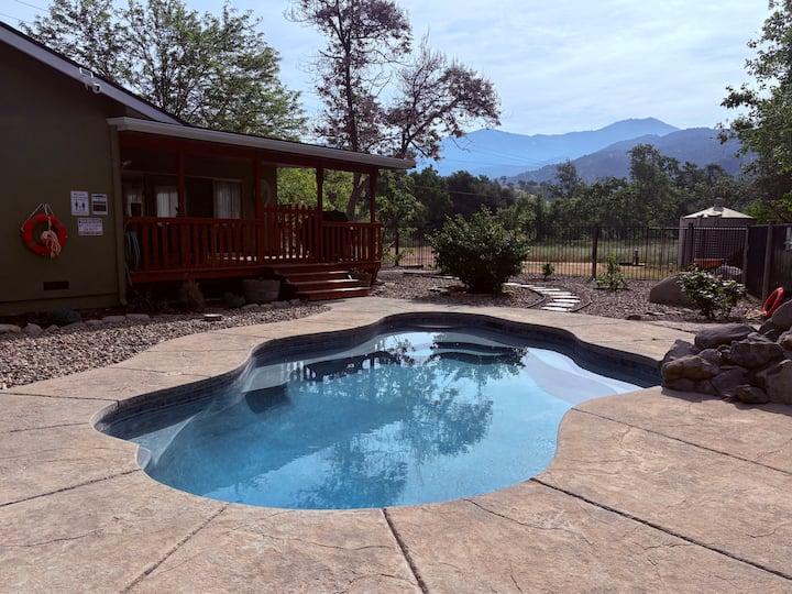 Pool, River, And Jacuzzi In 4 Bedroom House! - Three Rivers, CA