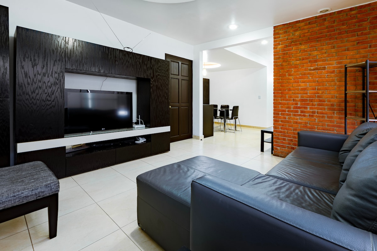 Popular Airbnb listing: Modern, minimalist, and cozy apartment in Moctezuma 2ª. Sección