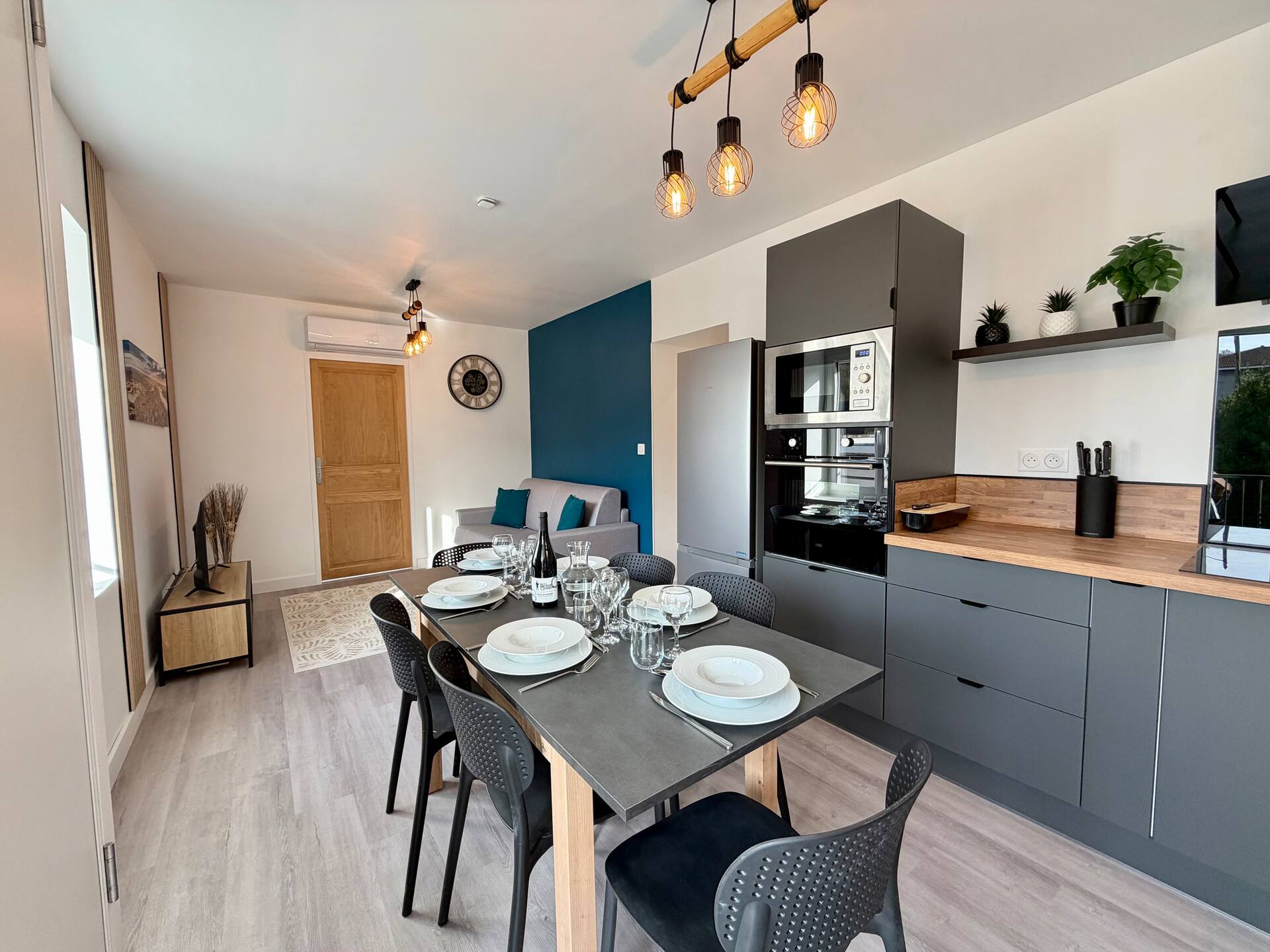 Beautiful 2-Bedroom Apartment, Air-Conditioned, Free Parking, Wi-Fi, Sleeps 6